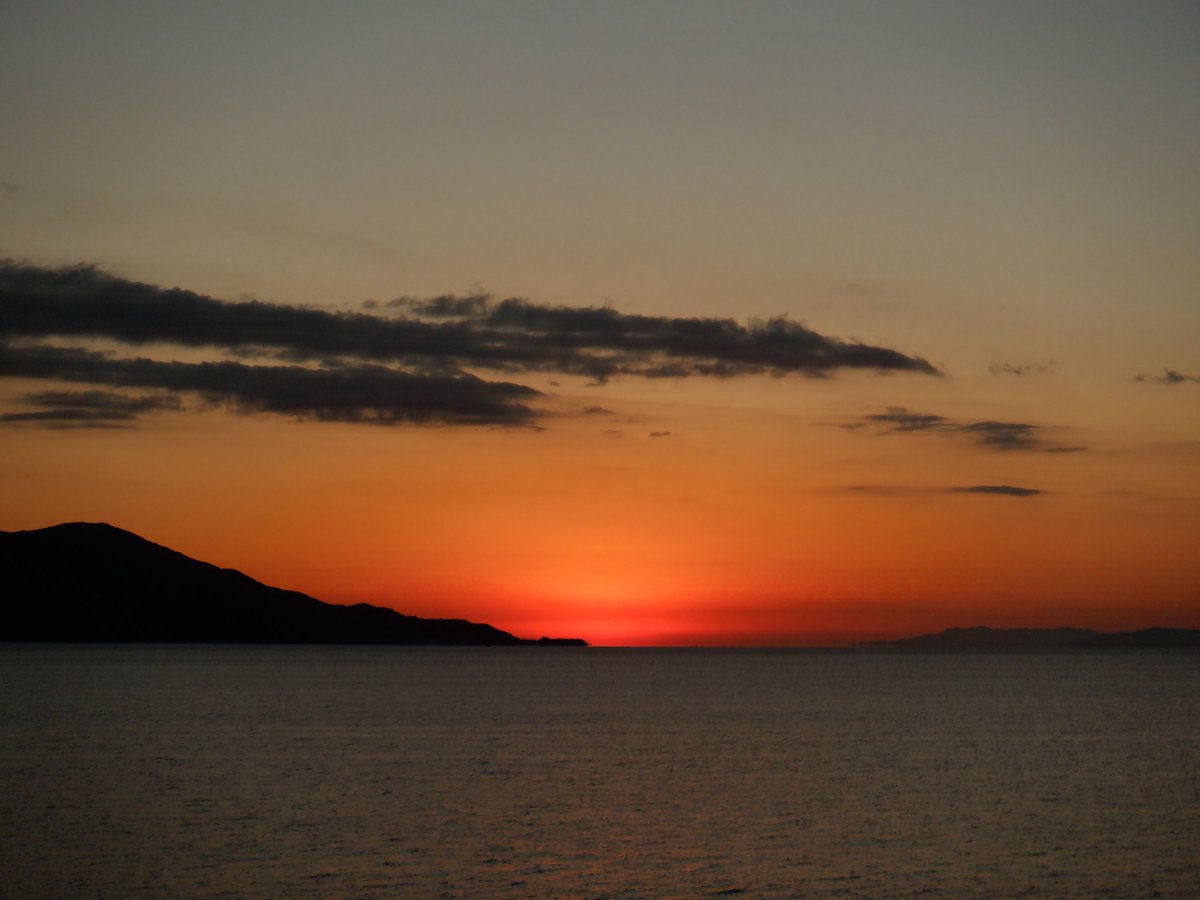 float_fuji_sup's tweet photo. 冬の夕日🌇この景色が見たくて♪
#今日もご指導応援ありがとうございます #自然 #夕日 #海 #風 #冬 #四季 #ocean #nature #nspwingfoilboard #nspwing #sunset #windy #float_fuji_sup #floatfujisupclub #skylovers💞 https://t.co/tdD0QoiCCU