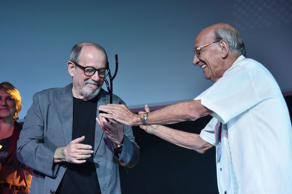 ValiaMolina's tweet photo. Recibe Silvio Rodríguez Coral de Honor en la edición 43 del Festival del Nuevo Cine Latinoamericano.
Felicidades desde #PedroBetancourtEnVictoria
#MatancerosEnVictoria 
@AsambleaPedro @AsambleaCuba @IrisleidysR @gpppmatanzas @SuselyMorfaG @mariofsabines @BazanOsmany @DiazOslay https://t.co/fqJVSDduwo