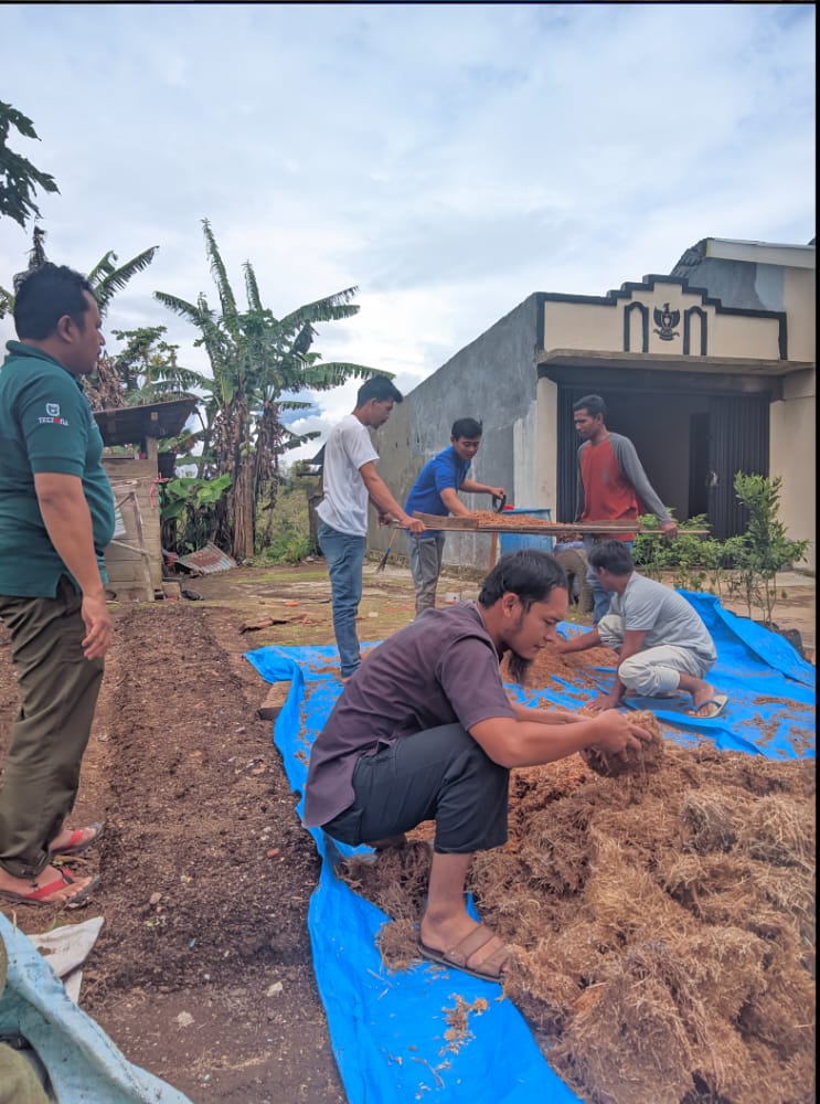 BBTNBBS's tweet photo. Diawali dengan pelatihan dan bantuan peralatan yang menunjang budidaya, akhirnya pada awal Desember ini beberapa baglog telah berhasil memproduksi jamur tiram

Semoga budidaya jamur tiram ini dapat terus berkembang sehingga masyarakat sejahtera &amp; TNBBS pun tetap lestari

#bbtnbbs https://t.co/vRUWHrPErR