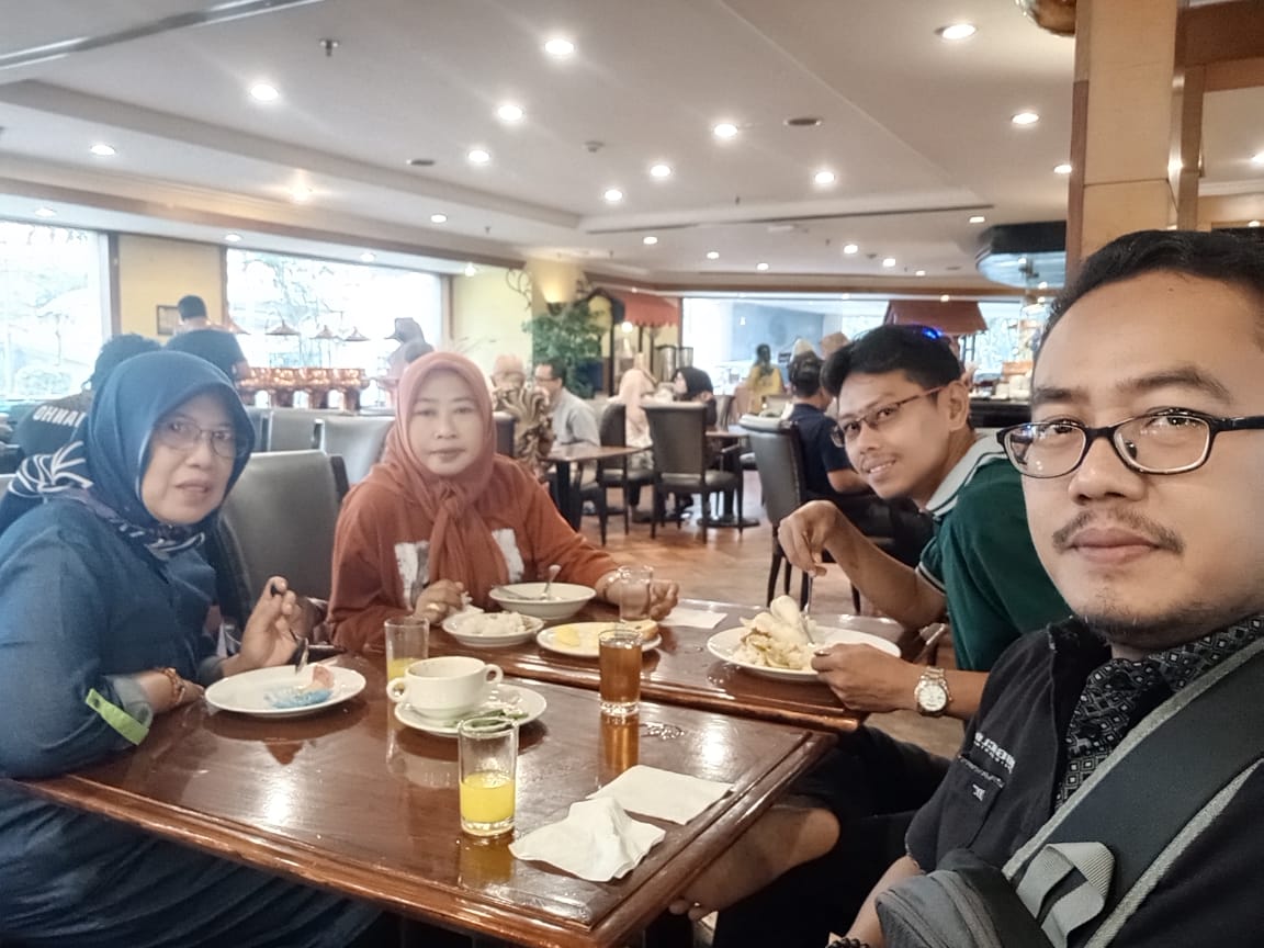 KangIlun's tweet photo. Ketemu makmudhe @DiahPremitasari ng kono 
Ngajak mangan ae,...
😆😆😆 https://t.co/SaQDwB2jB8