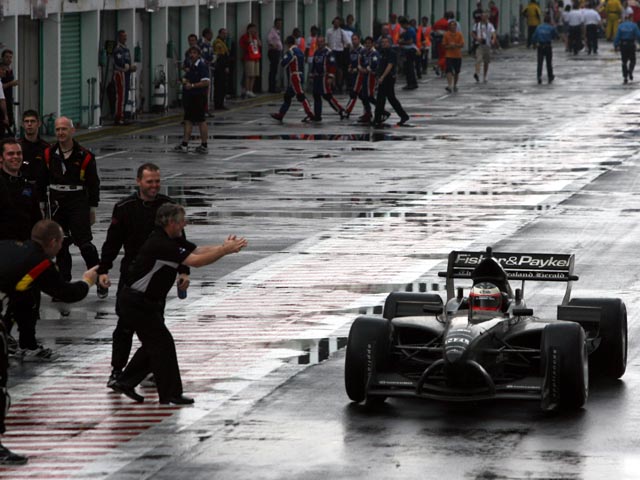 A1GP_History's tweet photo. What a weekend for @jonnyreidracing and Team New Zealand.
Pole, 2 wins, maximum points, dominated.
Heading to Taupo after the Christmas break with momentum on their side.
#A1GP #Sentul2 https://t.co/BzOJhCia16