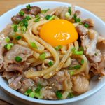 やみつき間違いなし!？「豚コマ釜玉焼肉油うどん」。