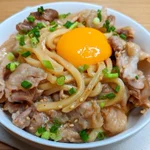 やみつき間違いなし!？「豚コマ釜玉焼肉油うどん」。
