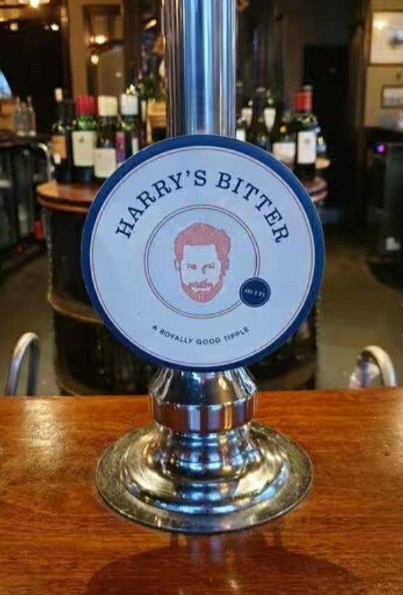 Kudos to the Duke of Sussex pub in Chiswick (West London) for this beautifully British riposte to Harry & Meghan's self-pitying Netflix show. Fittingly, with only 3.9% alcohol, 'Harry's Bitter' is as weak as its namesake... 🍺 🇬🇧