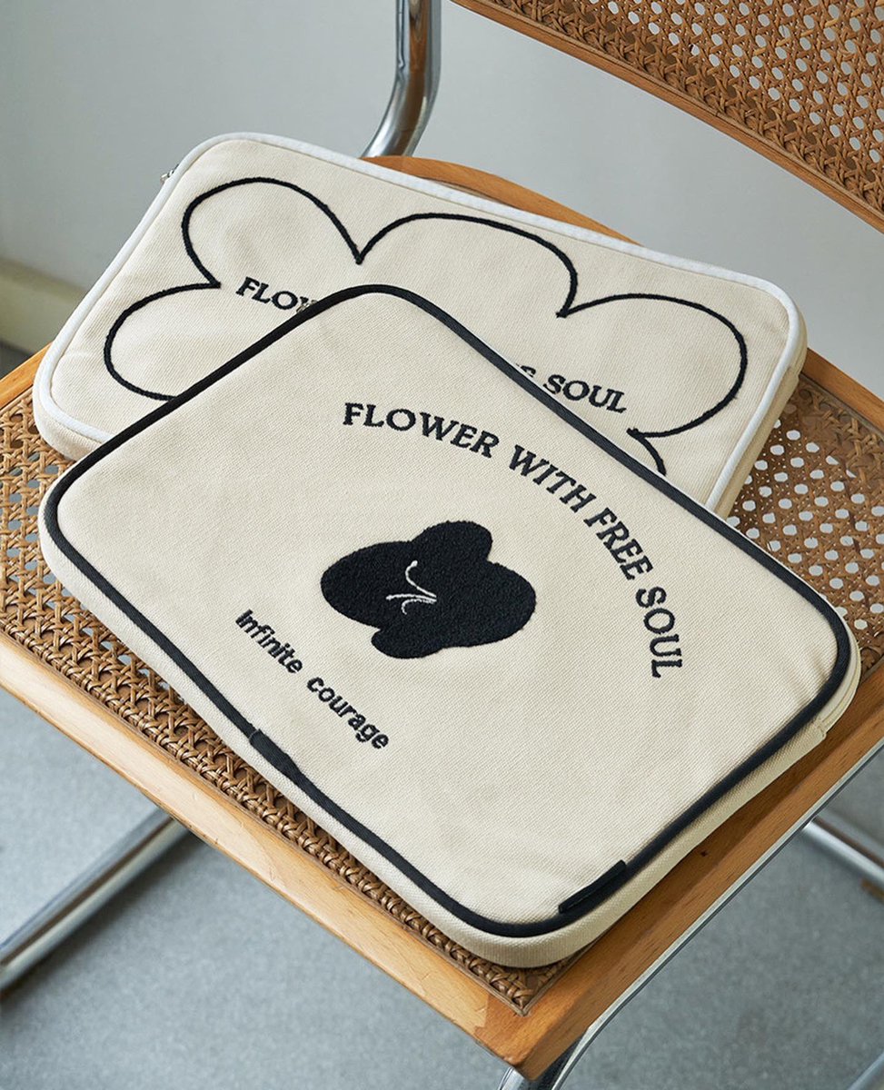 treasurexstudio's tweet photo. Canvas Laptop Bag 🪐🤍🎁✨ กระเป๋าใส่Laptop Brand Momostalk🤍 มีสองลายให้เลือก น่ารัก มินิมอลสุดๆ~

Size:16”(41x31cm) / 13” (35x25 cm)
Price :1,050฿ /950฿
Pre-order 2-3weeks
#treasurelandpre #กระเป๋าใส่ไอแพด #กระเป๋าnotebook

ใครกำลังหาของขวัญรับปีใหม่น่ารักๆ แนะนำเลย💫 https://t.co/BdN2njgC7f