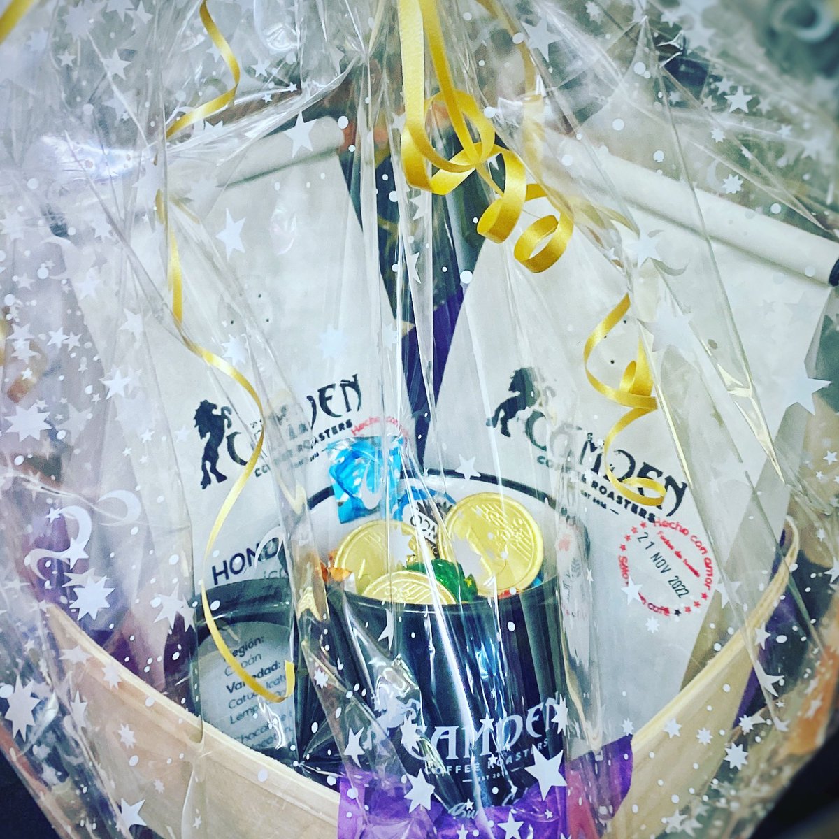 Si todavía no has encontrado el #regalo perfecto,te proponemos regalar el mejor #cafedeespecialidad 💛 preparamos cestas por encargo para que se ajuste a esa persona especial y a tu bolsillo 🤩 
#CamdenCoffeeRoasters #solobuencafe
#cafe #regalacafe #madrid #elmejorregalo #navidad