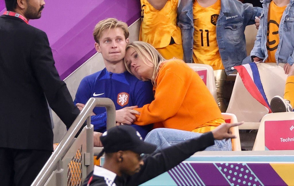 WeirdIsTheWorld's tweet photo. This image breaks my heart but I'm sorry Frenkie sacrifices had to be made https://t.co/rscHAJPfBr