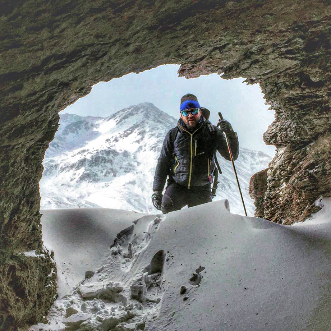 bestiamax's tweet photo. Cerco sempre di immaginare degli obbiettivi per motivarmi.
Questa foto è una di quelle.
Son quasi a Friborgo, c’è più o meno la stessa neve.
Chissà come andrà, per ora è tutto storto.
#teamred #altrarunning #dryarn #trailrunning #fribourgbynight #flu https://t.co/MuktjANkMY