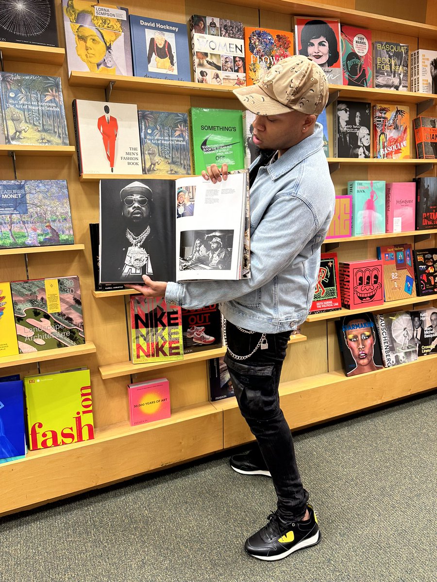 elabsarchives's tweet photo. Woke up with work featured in Barnes &amp; Noble ® ..2023 get ready📚 https://t.co/yVFgQz7l8C