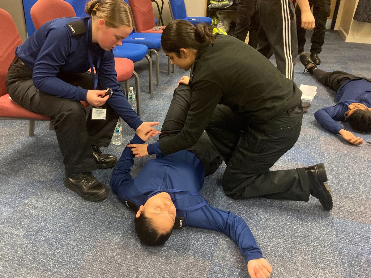 Knowing how to give immediate life-saving first aid is a really valuable skill. 

#Slough #PoliceCadets have been learning about how to respond to an emergency, give CPR and care for a casualty whilst help is on the way.

No cadets were harmed during the training!

#VPC #P6221