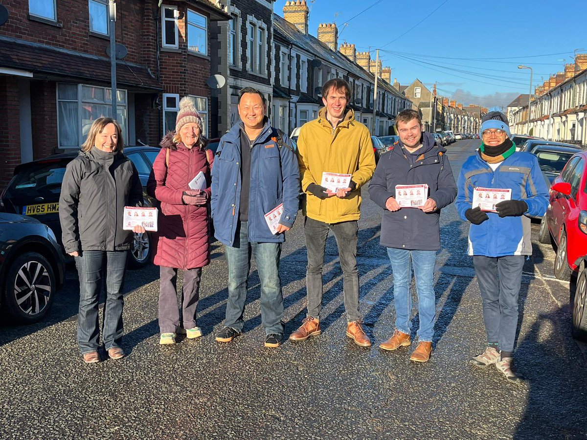 A very hardy <a href="/PlasLabour/">Plasnewydd Labour</a> @CardiffCentLAB team out on the <a href="/labourdoorstep_/">Labour Doorstep 🌹</a> in #Roath this morning in the cold. Great to chat to so many residents and lots of casework picked up for Cllrs Mary McGarry, Peter Wong and me🌹