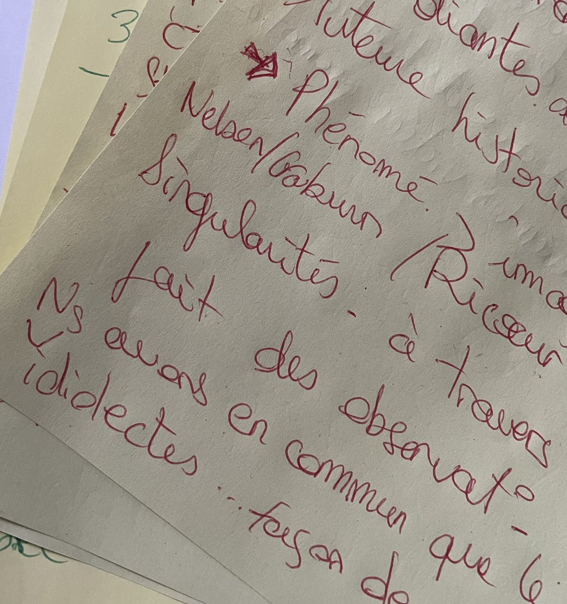 MorganeAndry's tweet photo. Ceci deviendra une de mes reliques : mes notes durant la soutenance pour répondre aux questions du jury. C’est un exercice unique où on doit écouter et réfléchir en même temps, rassembler des éléments de réponse, des auteurs… Ce moment demande beaucoup de concentration. https://t.co/vtRAMi4GZZ