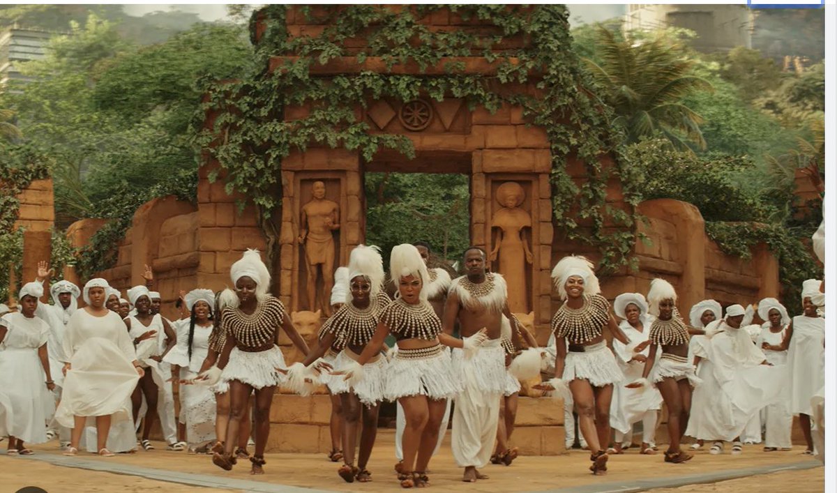 josephineopar's tweet photo. I just want #BlackPanther2 to win an Oscar for the costume design and/or the music. SENSATIONAL! 🔥 https://t.co/9CxVIDIM5X