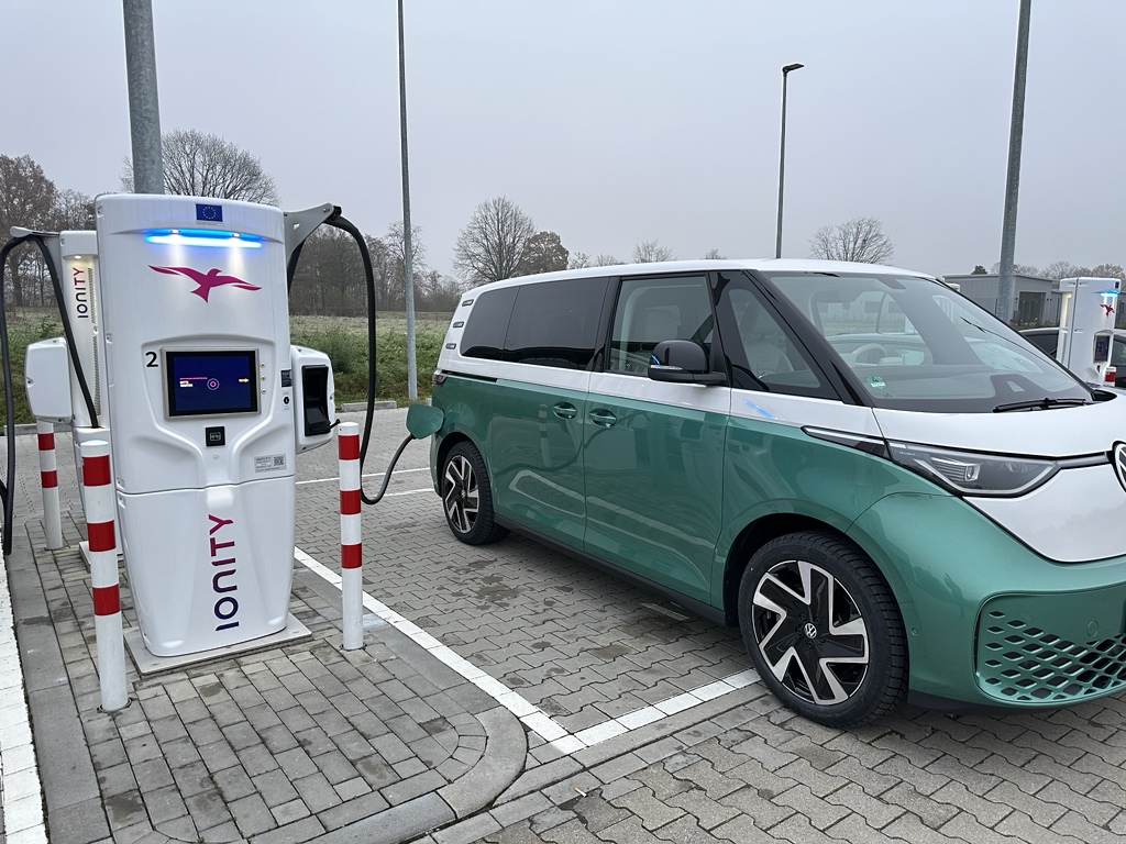 steelmaker's tweet photo. Just tested Plug &amp; Charge with our new @volkswagen https://t.co/i7JOwlgov1 at @IONITY_EU. Works great 👍 https://t.co/R7CJprfK2z