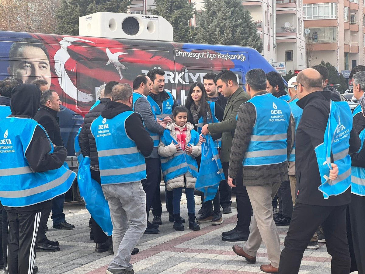merdivone's tweet photo. 📍#Etimesgut

Bu şehrin her sokağında izimiz var!

Bugün, Genel Başkan Yardımcımız Nazlı Seda Vural, İl Başkanımız Ali Güven, Etimesgut İlçe Başkanımız Süleyman Demir ve teşkilatımızla birlikte Etimesgutlu hemşehrilerimizin yanındaydık! https://t.co/ZZLc52VcGj
