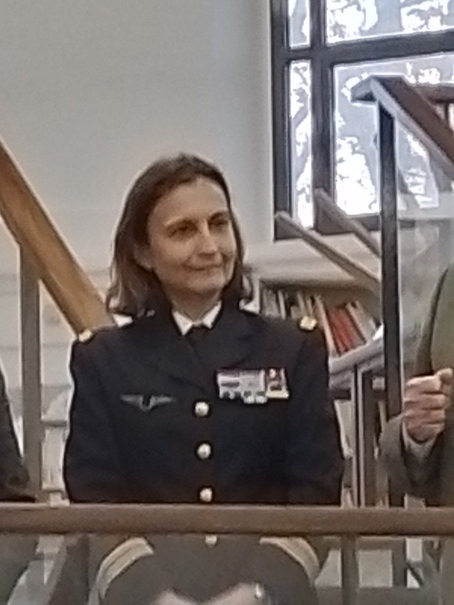 TeofileBARUKIS's tweet photo. Enora Chame recevant le prix Capitaine Thomas Gauvin de l'association des Écrivains combattants, en présence du représentant de Mme @MIRALLESMP, secrétaire d’Etat, chargée des Anciens combattants et de la Mémoire, pour "Quand s'avance l'ombre" chez @MareuilEditions https://t.co/Kj8xiFvzkz