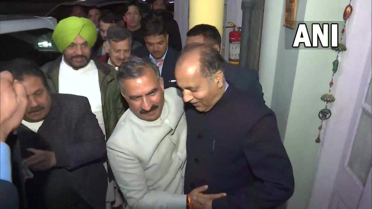 ANI's tweet photo. Himachal Pradesh CM-designate Sukhwinder Singh Sukhu, Chhattisgarh CM Bhupesh Baghel, Congress Himachal Pradesh in-charge Rajeev Shukla and other Congress leaders meet former Himachal Pradesh CM Jairam Thakur at CM residence in Shimla. https://t.co/EldzoV7eP5