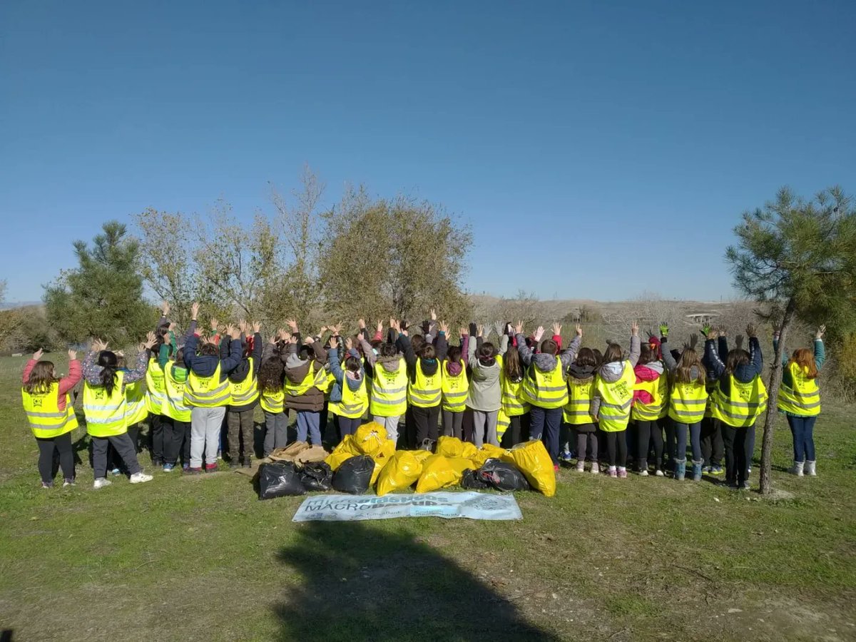 fundacionO2's tweet photo. #peralesdelrio
#getafe
#madrid
Voluntariado ambiental con alumnos de 5° de primaria @ceipjulianbesteiro
Mejorando el entorno del Río Manzanares.
@caixabank @fmontemadrid #VoluntariadoAmbiental #educaciónambiwntal #csirios #microplasticosMACROBASURA https://t.co/VVjtmF9S2C