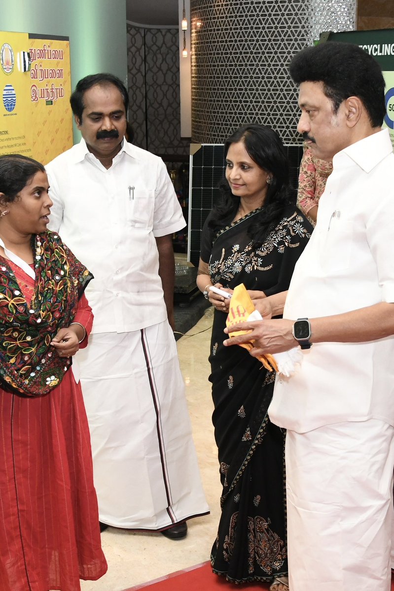 When the humble Manjapai caught the attention of Chief Minister Thiru @mkstalin sir at the launch of Tamil Nadu Climate Change Mission. Manjapai undoubtedly is one of the most beautiful eco friendly traditions of Tamil Nadu #meendummanjapai #manjapai #TNClimateMission