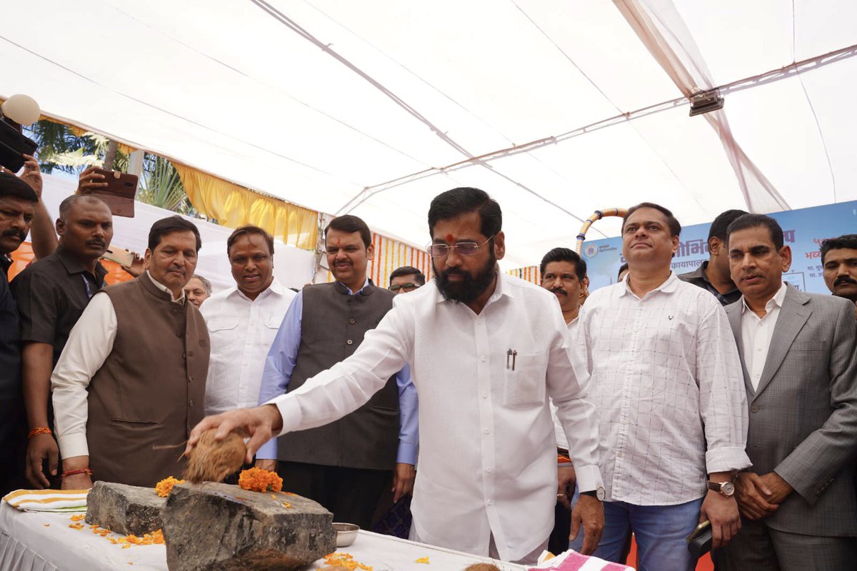 Dev_Fadnavis's tweet photo. Performed Bhoomipujan in Andheri, for projects being executed for beautification of Mumbai, with CM @mieknathshinde ji, this morning. Ministers @MPLodha ji, @dvkesarkar ji,
@BJP4Mumbai President @ShelarAshish, MLAs @AmeetSatam, @LavekarBharati tai were present too. https://t.co/RkdGSgQNWp