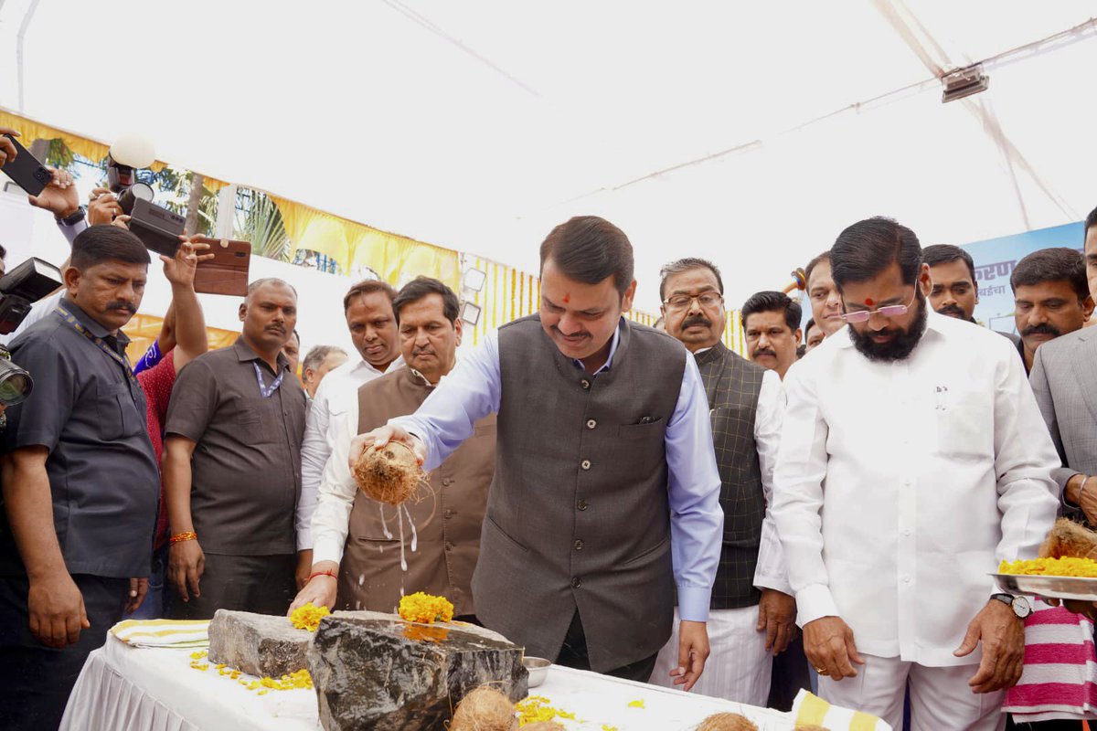 Dev_Fadnavis's tweet photo. Performed Bhoomipujan in Andheri, for projects being executed for beautification of Mumbai, with CM @mieknathshinde ji, this morning. Ministers @MPLodha ji, @dvkesarkar ji,
@BJP4Mumbai President @ShelarAshish, MLAs @AmeetSatam, @LavekarBharati tai were present too. https://t.co/RkdGSgQNWp