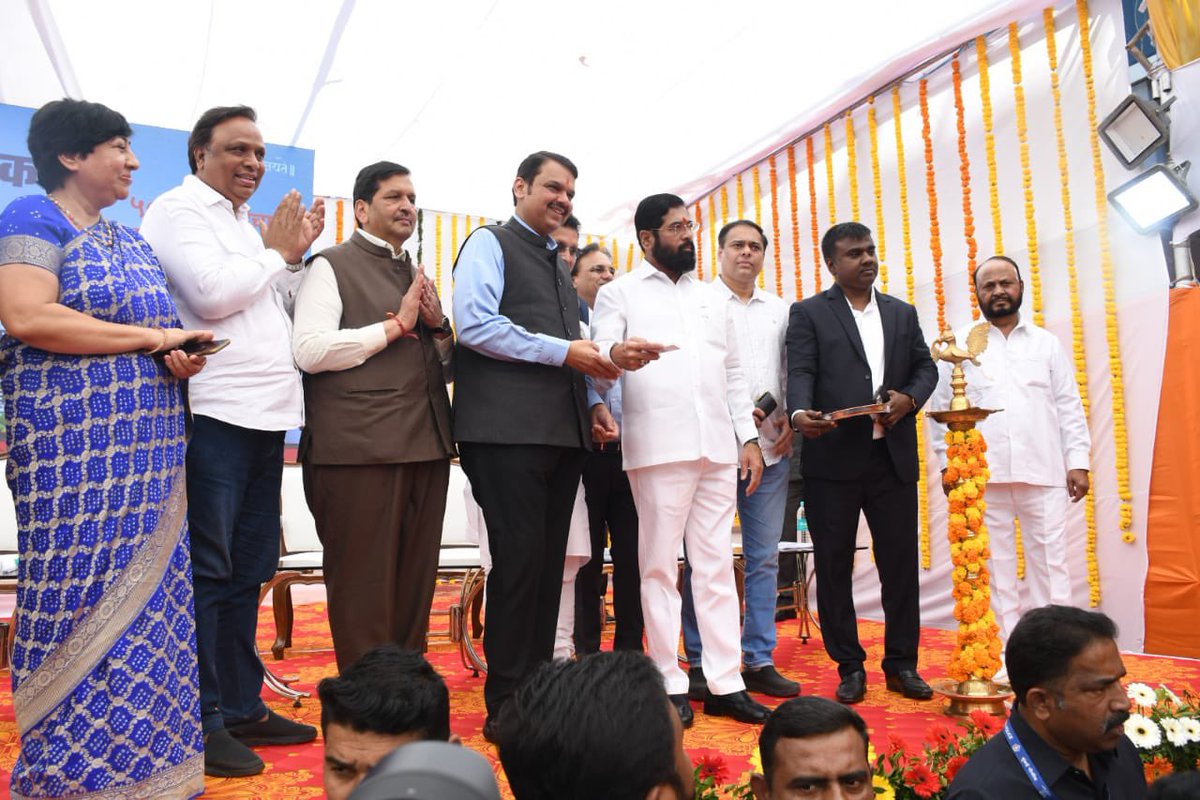 Dev_Fadnavis's tweet photo. Performed Bhoomipujan in Andheri, for projects being executed for beautification of Mumbai, with CM @mieknathshinde ji, this morning. Ministers @MPLodha ji, @dvkesarkar ji,
@BJP4Mumbai President @ShelarAshish, MLAs @AmeetSatam, @LavekarBharati tai were present too. https://t.co/RkdGSgQNWp