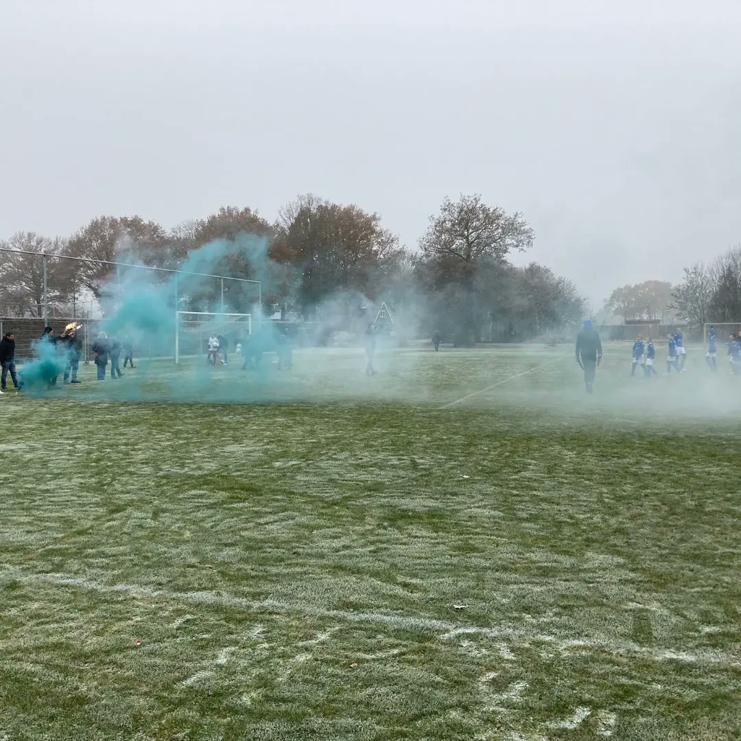 Blauwe rook in Haarle op deze koude zaterdagochtend! De Zweef JO11-2 werd kampioen na een 4-4 gelijkspel tegen sv Haarle JO11-1. Spelers en begeleiding gefeliciteerd! 💪🏻💙
