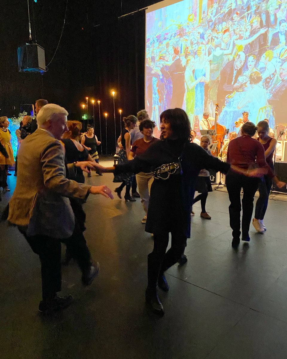 PotetChristophe's tweet photo. Hier soir la grande scène du @TAP_POITIERS se transformait en grande salle de bal des années 30 pour le Bal des Années Folles organisé avec Jazz à Poitiers. Le Umlaut Big Band redonnait vie aux partitions de la pianiste américaine Mary Lou Williams. ✨💃🏽🕺🏻 https://t.co/aBc9FGuoKP