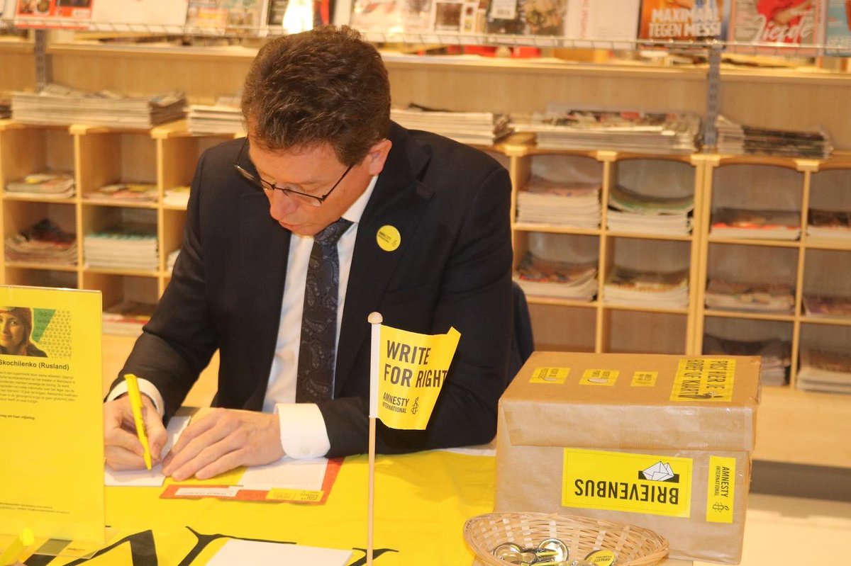 10 december is de Dag van de Rechten van de Mens. Met <a href="/BerthildeDeGroo/">Berthilde De Groot</a> en jeugdburgemeester Sanne tijdens Write for Rights in <a href="/flevomeerbieb/">FlevoMeer Bieb</a> brieven geschreven voor mensen in de wereld die onterecht vastzitten of worden bedreigd vanwege hun werk, mening of om wie ze zijn.