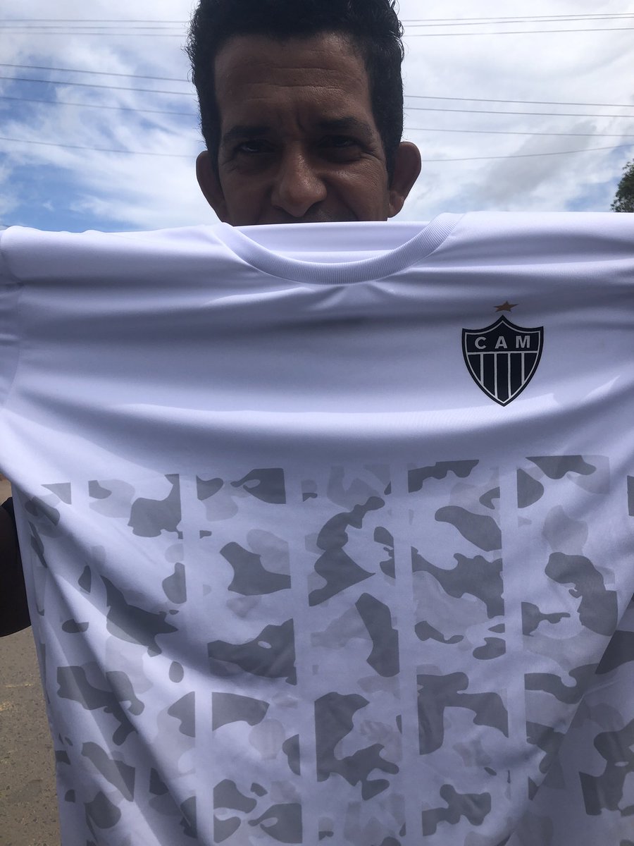 WagnerrLima's tweet photo. Com muito custo a @LojadoGalo resolveu. O vendedor me doou uma camisa e a repassei pelo @MantoDeGraça. Obrigado @Arcebispo13, @KAMBAOBRUNO, @pomaia, @joannaporto9, Maycon do GNV, enfim. Que não se repita. Esse clube não anda sem nós. #SóGratidão, #NadaEmTroca!!! https://t.co/TQdITul2Oo