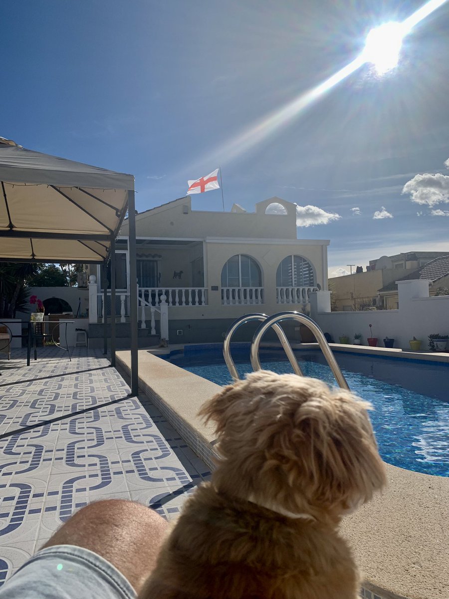 FarsleyWhite's tweet photo. Couple of hours in the sun, chilling before the big match tonight😉 https://t.co/XuLqrSihAn