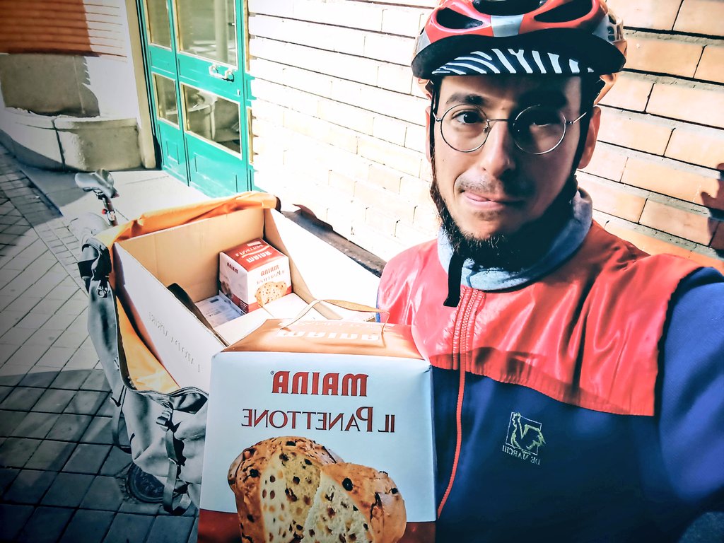 lapajaraenbici's tweet photo. No solo comida caliente a domicilio, también llevamos... otra #comidaincreible con nuestros servicios de mensajería.
Consulta nuestra página y mira entre nuestros colaboradores 😜🚲🐦
https://t.co/hagAa9dHp2
#mejorenbici #ciclologistica #Madrid #coopcycle https://t.co/geNueR7KPg
