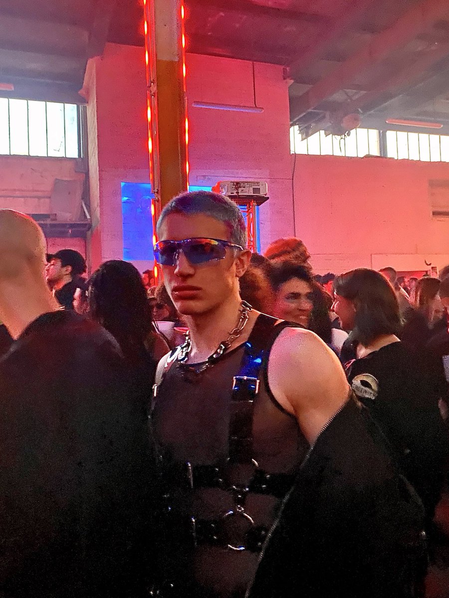 LucaWegan's tweet photo. Vertigo Paris 13.11.22
harness and necklace @wegan_official
sunglasses @leroymerlinfr
hair #monsterandco
#technokid #raver #paris https://t.co/QMvHHcHLhn