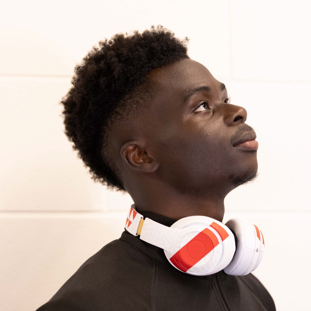 beatsbydre's tweet photo. Custom Beats Studio³ flexed by @BukayoSaka87.

#KingsleyComan rocking Beats Fit Pro in purple.

Who will come out on top? 🔝

#DefyTheNoise https://t.co/o0P34oOcco