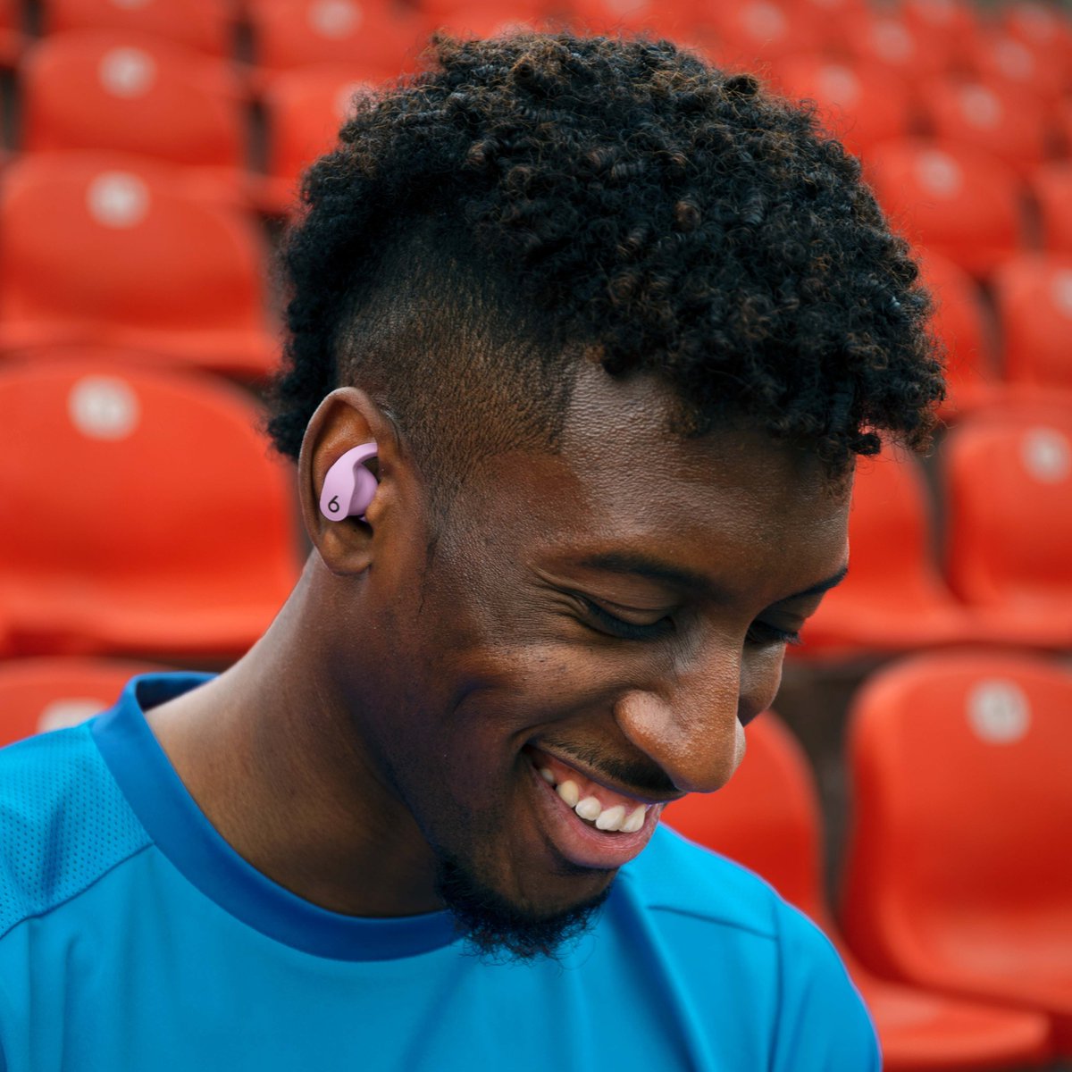 beatsbydre's tweet photo. Custom Beats Studio³ flexed by @BukayoSaka87.

#KingsleyComan rocking Beats Fit Pro in purple.

Who will come out on top? 🔝

#DefyTheNoise https://t.co/o0P34oOcco