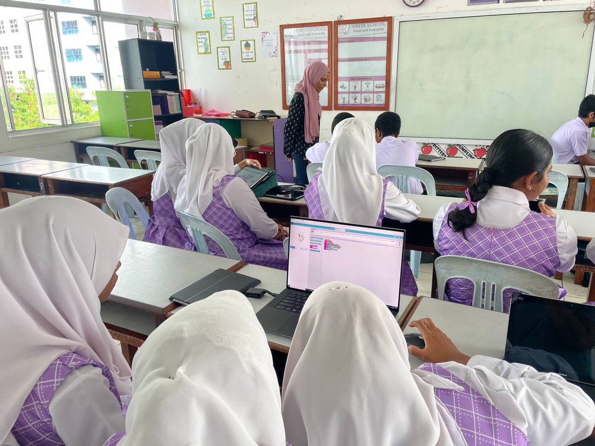 womenintechmv's tweet image. Another session of #HourOfCode, this time for grade 8 students of @hiriyamv. They had an amazing and engaging time completing the hour of code.

#HourOfCodeMV
@MoEdumv @Dhiraagu @codeorg