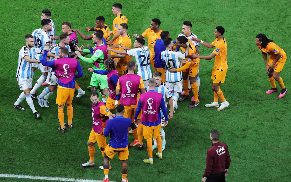 アルゼンチンオランダ乱闘なぜ
