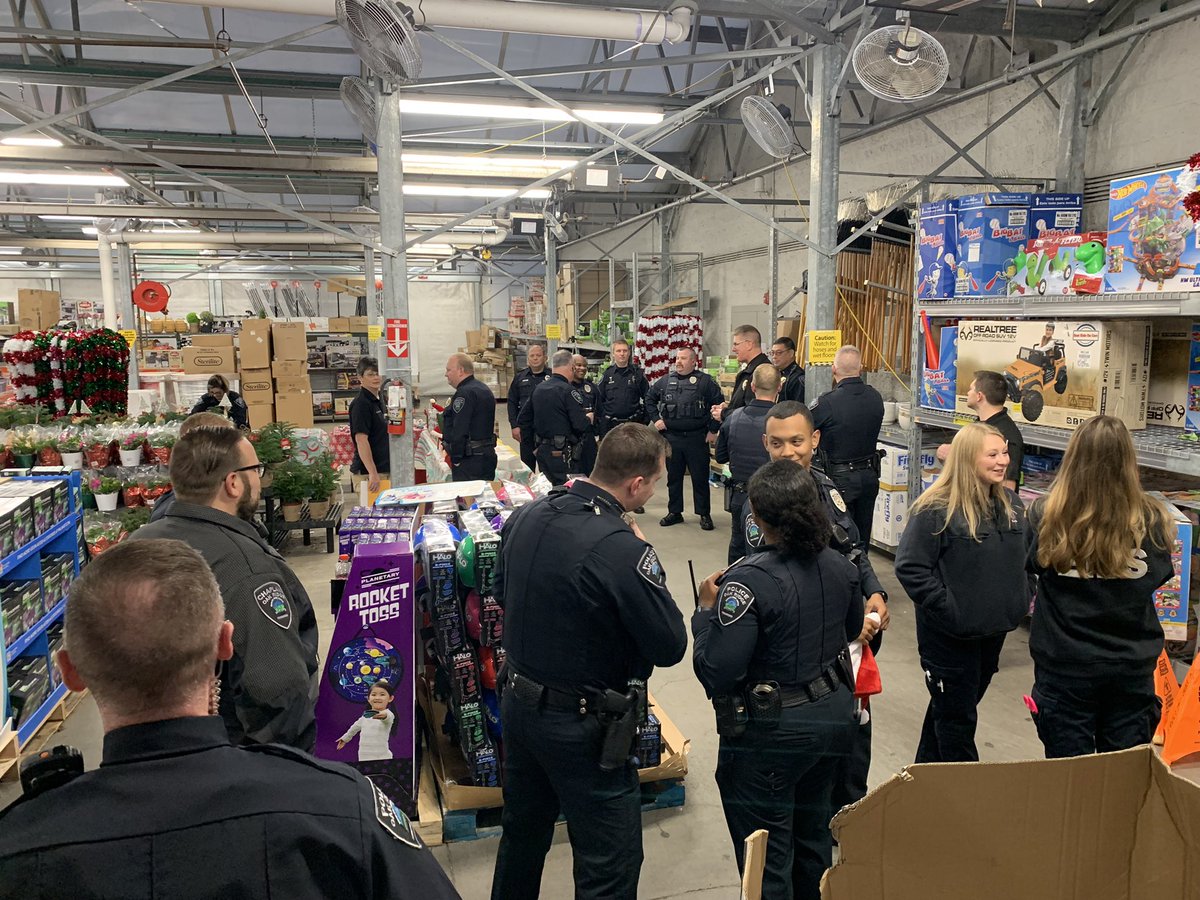 OakRidgePolice's tweet photo. What a way to start a Saturday off! #ShopWithAHero
Follow us on social media today as we get the opportunity to bless families this Christmas! ๐ https://t.co/QUfhsj1WSn