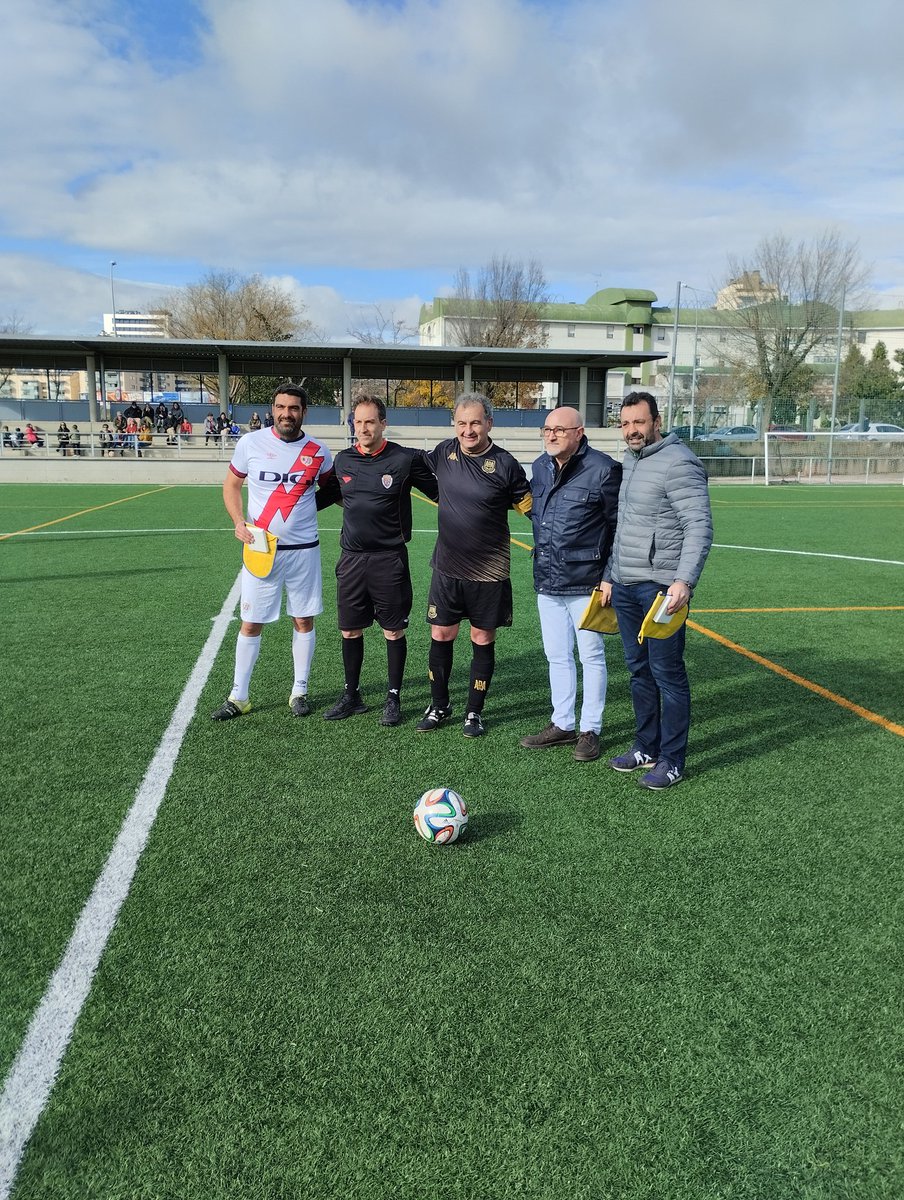 ADVADALCORCON's tweet photo. Muchos kilos conseguidos para @bancoalimadrid muchas gracias a todos por venir y por vuestra ayuda!!@AlcorconDeporte @mpretamosa @PedroMorenoGmz @rvmveteranos @joseelabuelo22 @QualityRaul @veteranodelada @Dgueval https://t.co/zr0pj1jWZW