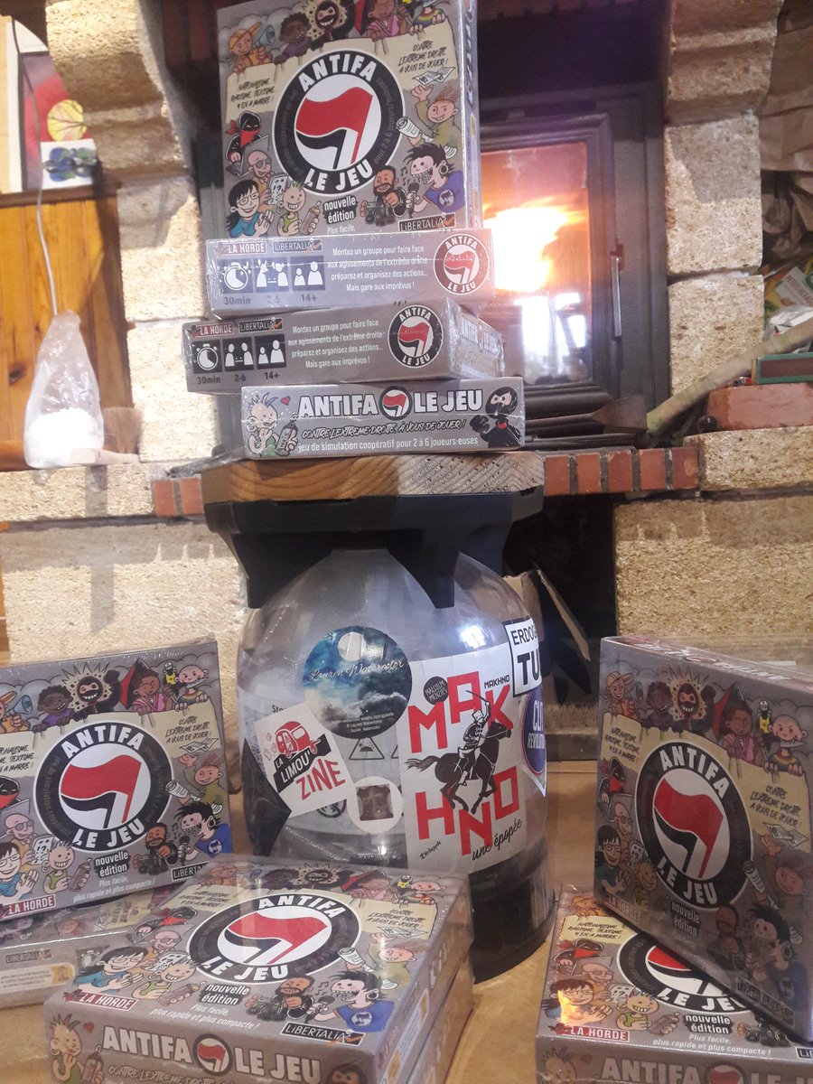 On a reçu du Antifa ! <a href="/LibertaliaLivre/">Éditions Libertalia</a> 
A retrouvez sur nos tables, sur les marché ou sur 
lalimouzine.fr/fr/histoire-et…

N'achetez plus à @fnac_officiel, mais chez vos libraires et magasins de jeux indépendants !
#Antifa #Jeux #Subvertion #Censure #Combatquotidien #librairiemilitante