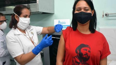 #Cuba es el país líder en el mundo en vacunación contra la Covid: 400 dosis por cada 100 habitantes. El 30 % de la población mundial no ha recibido NI UNA dosis. Y aquí ya vamos por 4 y 5... #CubanosConDerechos