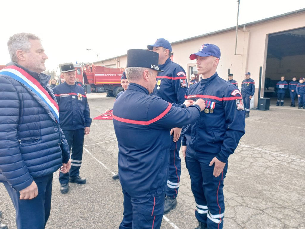 ➡️ Ce matin, à #Saint_Maximin, #cérémonie de la #SainteBarbe et de prise de #commandement du #CIS par le Cne MULLER 👨‍🚒
➡️ Remise de décorations 🎖, promotions au grade supérieur, suivi d'un hommage aux morts.
✅️ Félicitations aux récipiendaires et au nouveau chef de Centre 👏 !
