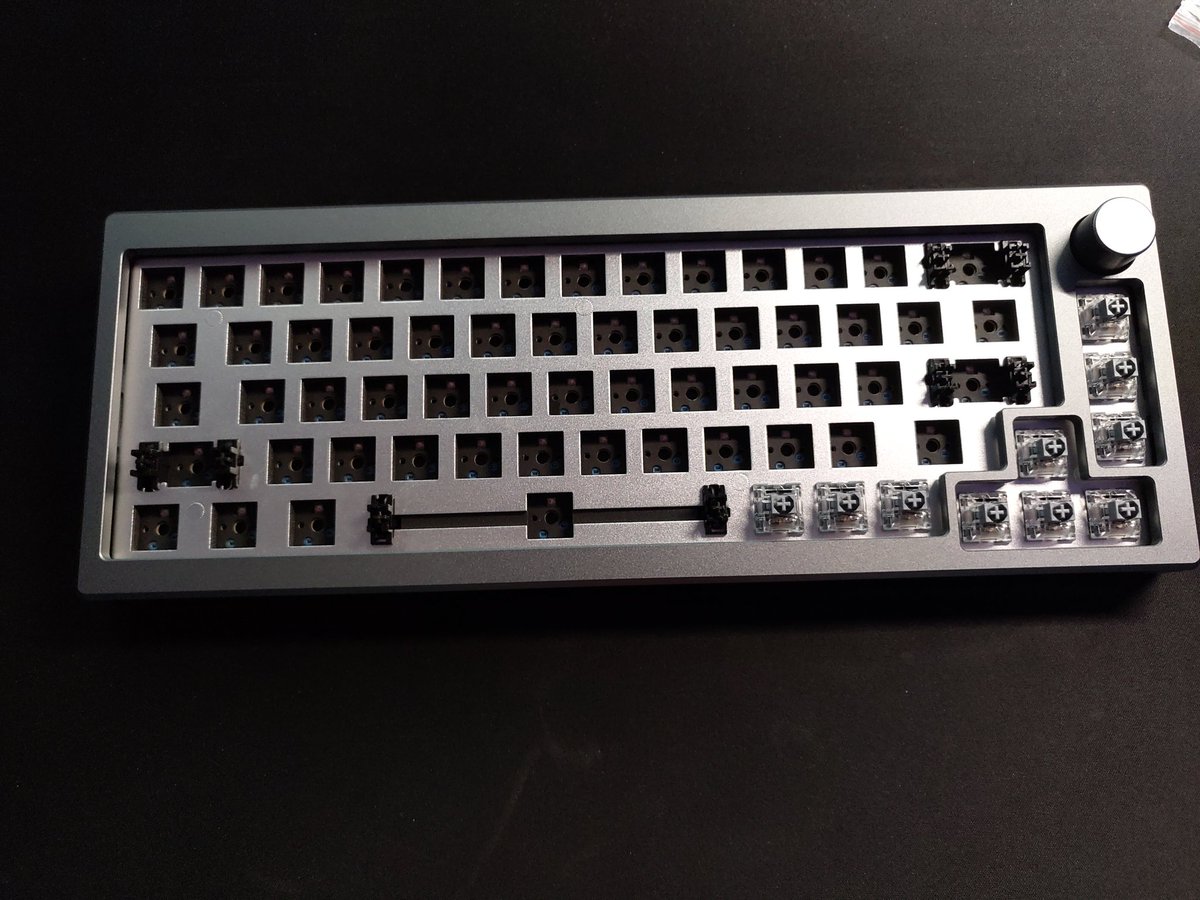 Skynela's tweet photo. Assemblage du clavier, et pose des Switch. @akkogear #akkoswitches #Mechanicalkeyboard https://t.co/JCoMHy5plt