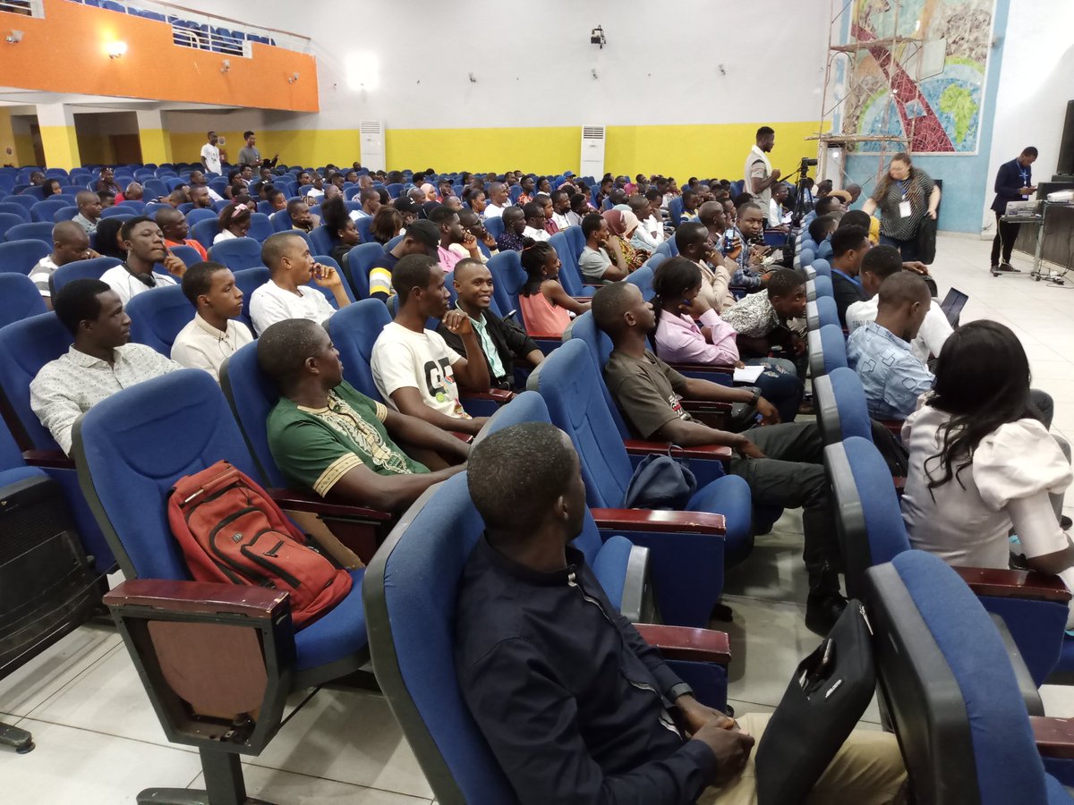 Cyprien_T's tweet photo. Trouver des clients en ligne grâce au Marketing digital par @GaelleBoz, DG Africa Digitale Académie
#DevFestConakry #DevFestConakry2022 #DigitalMarketing #GDG #GDGSSA   #Conakry #Guinea https://t.co/bnmgC0WKsO