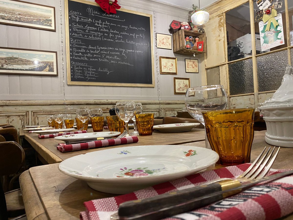 lumbyiscpa's tweet photo. Les vieux cadres, les couverts d'antan ou encore, les guignols accrochés au mur, le bouchon adopte un charme convivial et traditionnel lyonnais. 

Il propose un menu unique nommé “Lumières” à l’occasion de la fête. https://t.co/Etzhy7JF88