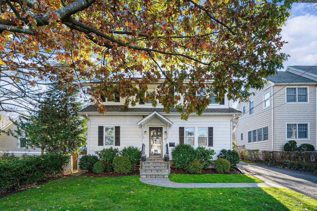 Take a break from the holiday hustle at an open house this weekend. Like this warm and welcoming Colonial in #Larchmont. 62 Hillcrest Ave in Larchmont, NY listed by Brenda McMillan. Click to view this property and the full list of open houses: hlre.co/2YsWX7Q.