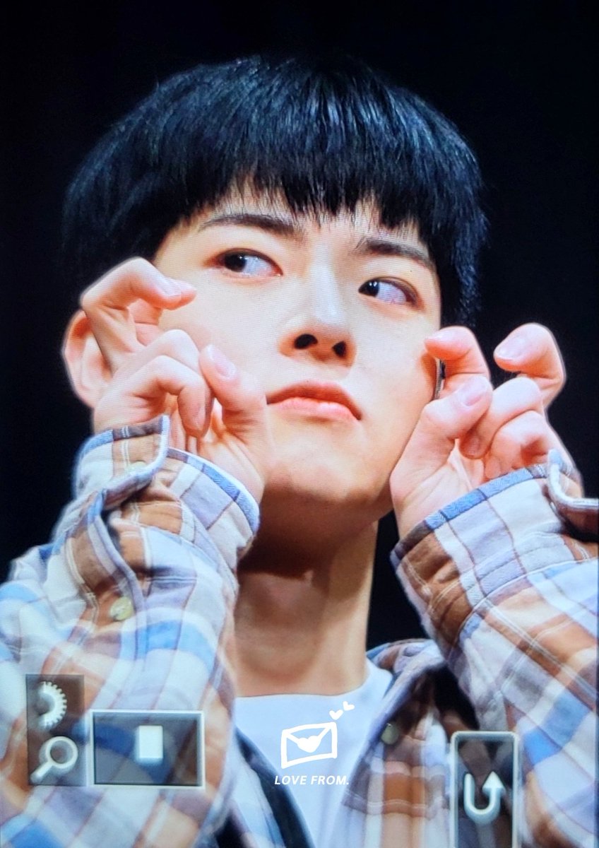 LOVEFROM405's tweet photo. 221210 #빅톤 #VICTON #정수빈 #수빈
깜찍이 토끼는 꽃을 먹어 🌷🌷 https://t.co/o2DUaO4RGa