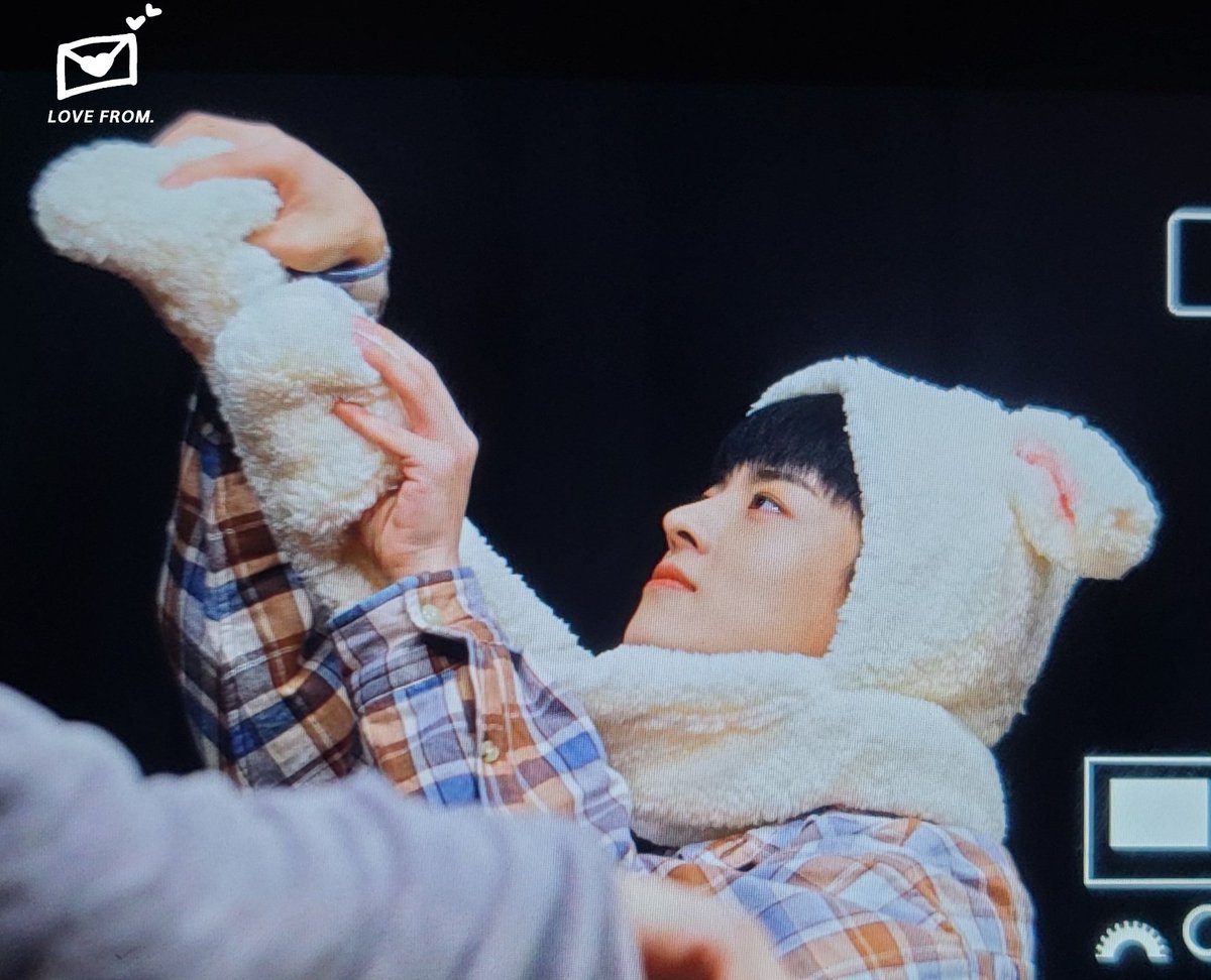 LOVEFROM405's tweet photo. 221210 #빅톤 #VICTON #정수빈 #수빈
깜찍이 토끼는 꽃을 먹어 🌷🌷 https://t.co/o2DUaO4RGa
