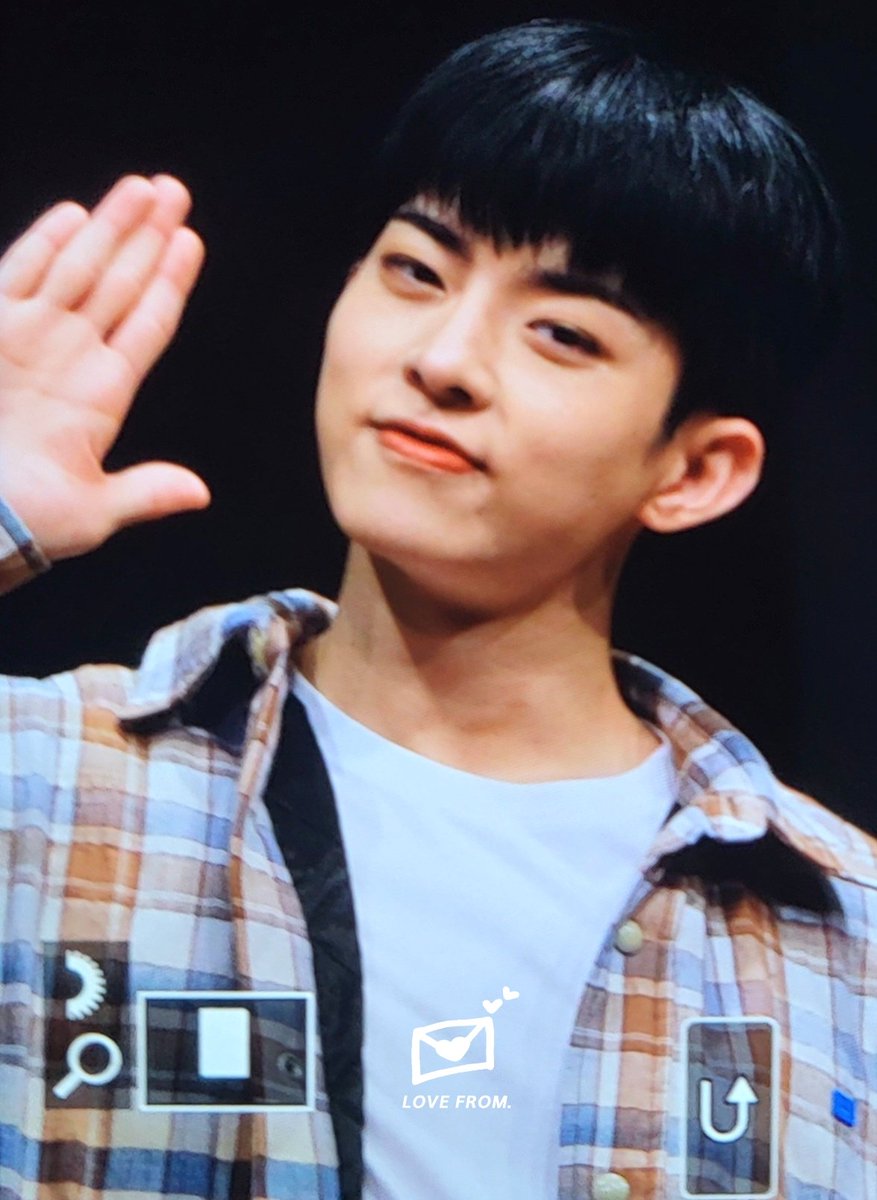 LOVEFROM405's tweet photo. 221210 #빅톤 #VICTON #정수빈 #수빈
입술에서 하트 튀어나올 것 같은데 😘 https://t.co/inejwcxspA