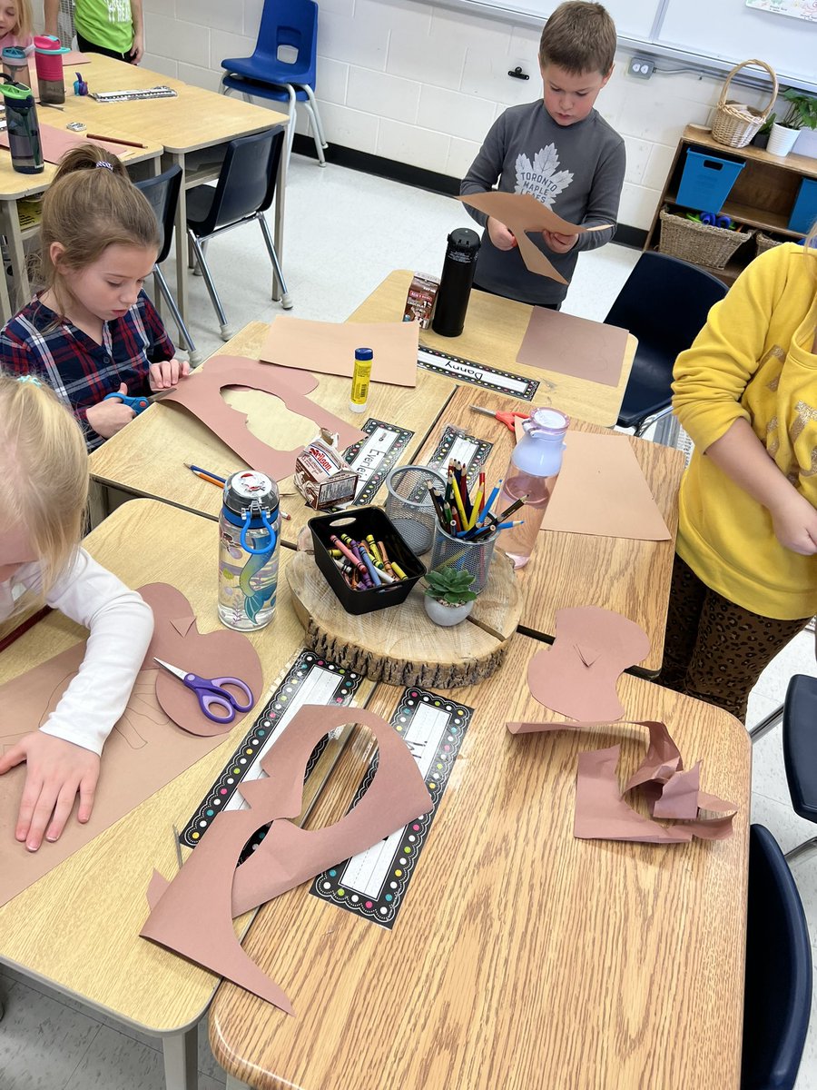 selby_grade1's tweet photo. Working hard on our classroom door decorations this week! Any guesses of what we’re making? 🤔 https://t.co/3zbYdGzGwb